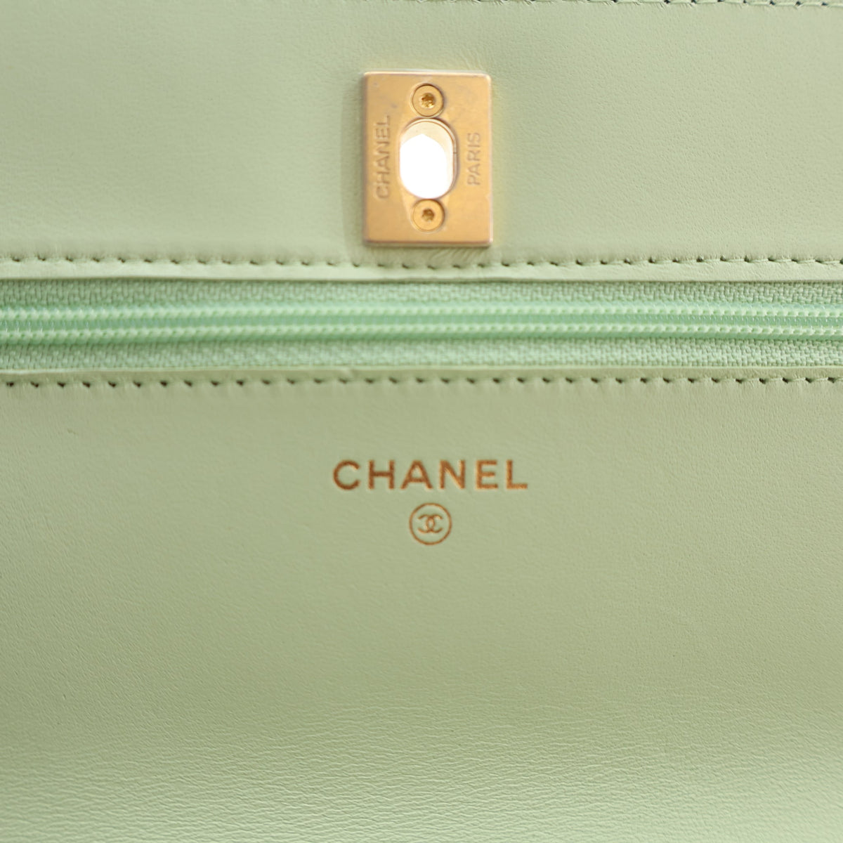 Pre-Owned Chanel Wallet On Chain Lambskin Pearl Crush WOC, gold embossed logo detail, photo 13 of 16