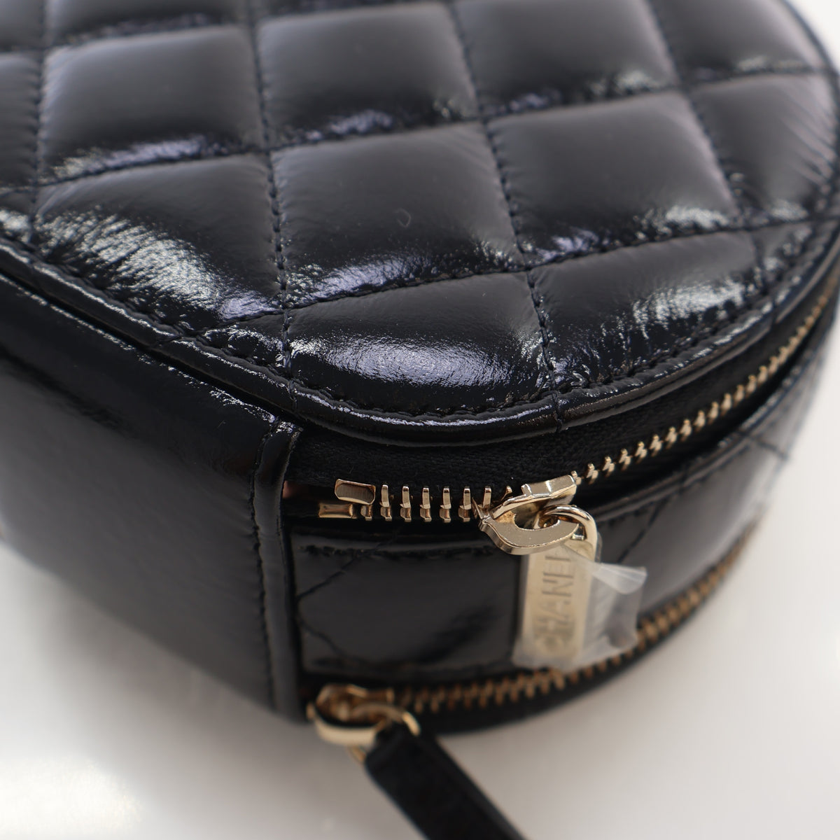 Pre-Owned Chanel Vanity Case Small Lambskin Round Handle With Care, corner and edge detail, photo 13 of 16