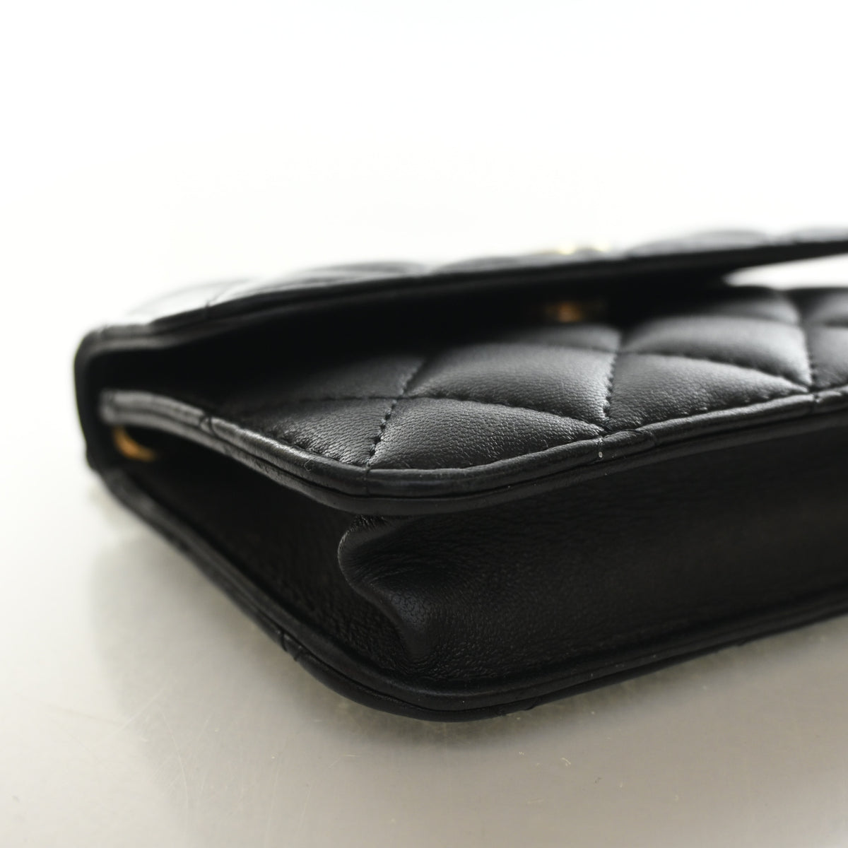 Pre-Owned Chanel Clutch Mini Lambskin Pearl Crush With Chain, side profile, photo 6 of 13