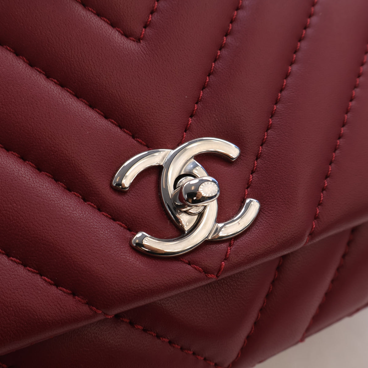 Chanel Medium Lambskin Surpique Chevron Flap, photo 4 of 17
