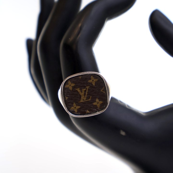 Louis Vuitton Monogram Signet Ring Sz M