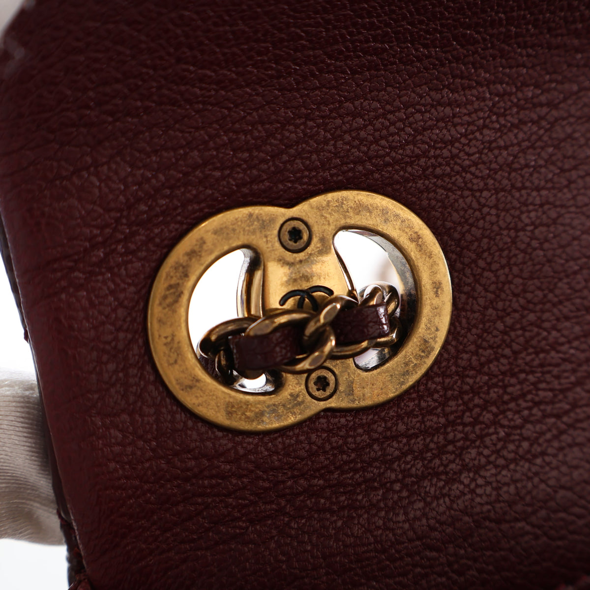 Pre-Owned Chanel Flap Bag Small Patent Leather Classic Single, gold hardware close-up, photo 17 of 20