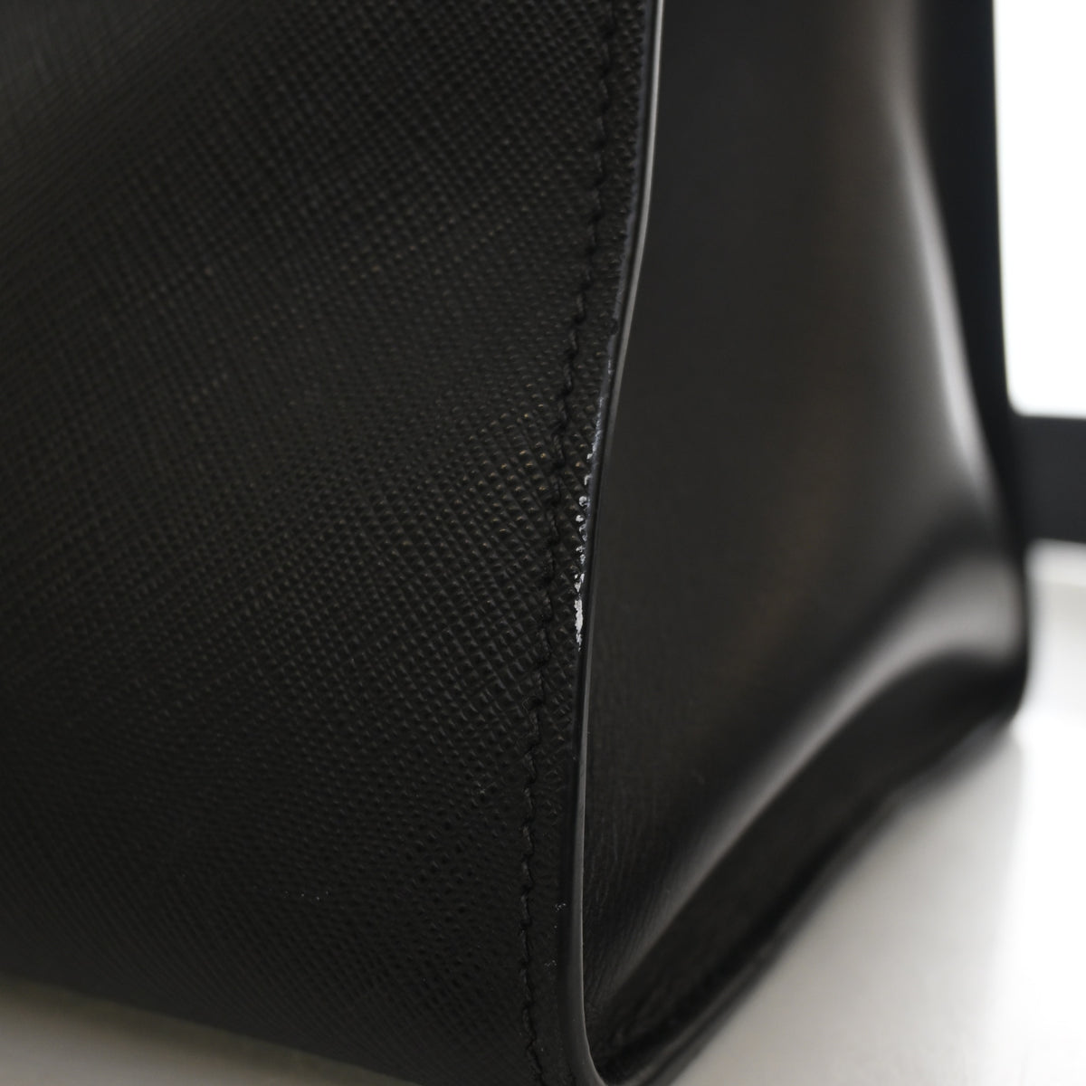 Pre-Owned Prada Tote Saffiano Greche Greca Pradigme, corner and edge detail