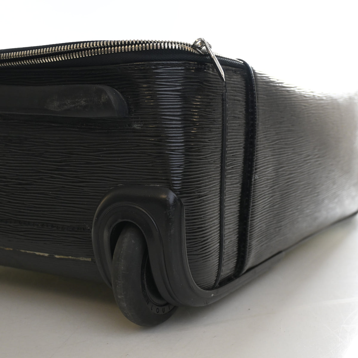 Pre-Owned Louis Vuitton 45 Epi Pegase, corner detail
