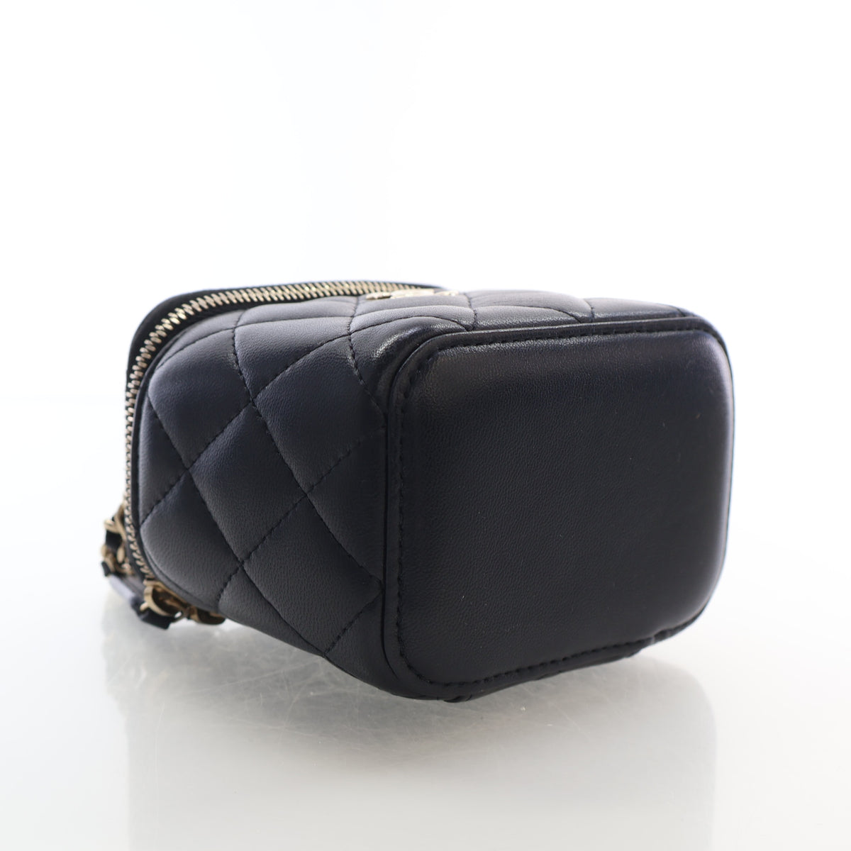Pre-Owned Chanel Top Handle Mini Lambskin Classic Vanity With Chain, base and feet view