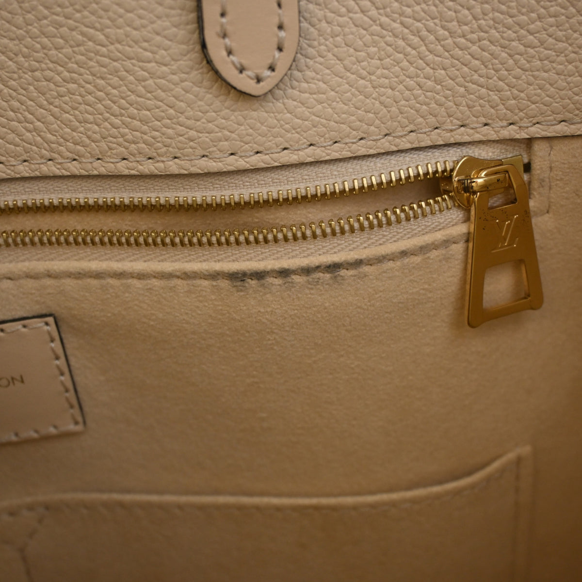 Pre-Owned Louis Vuitton Onthego MM Monogram Empreinte Giant, open interior with lining, photo 13 of 16