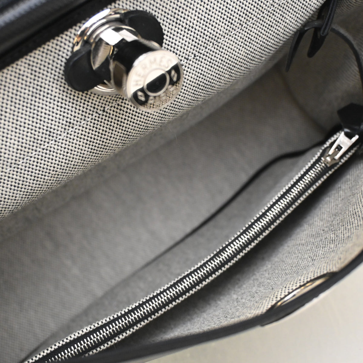 Pre-Owned Hermès Herbag 31 Noir Toile Berline Zip, open interior with lining
