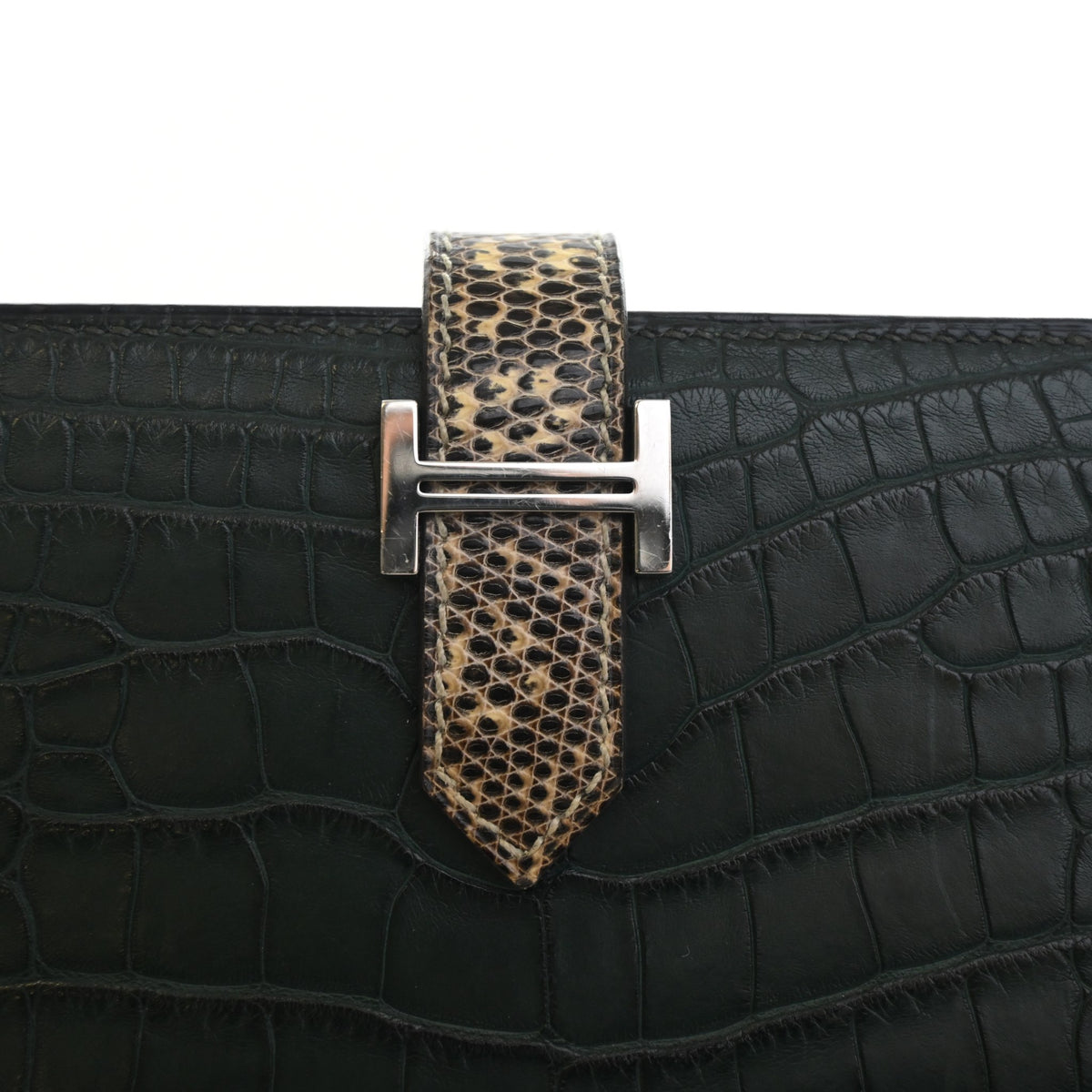 Pre-Owned Hermès Wallet Vert Fonce Alligator Leather Bearn, silver hardware close-up
