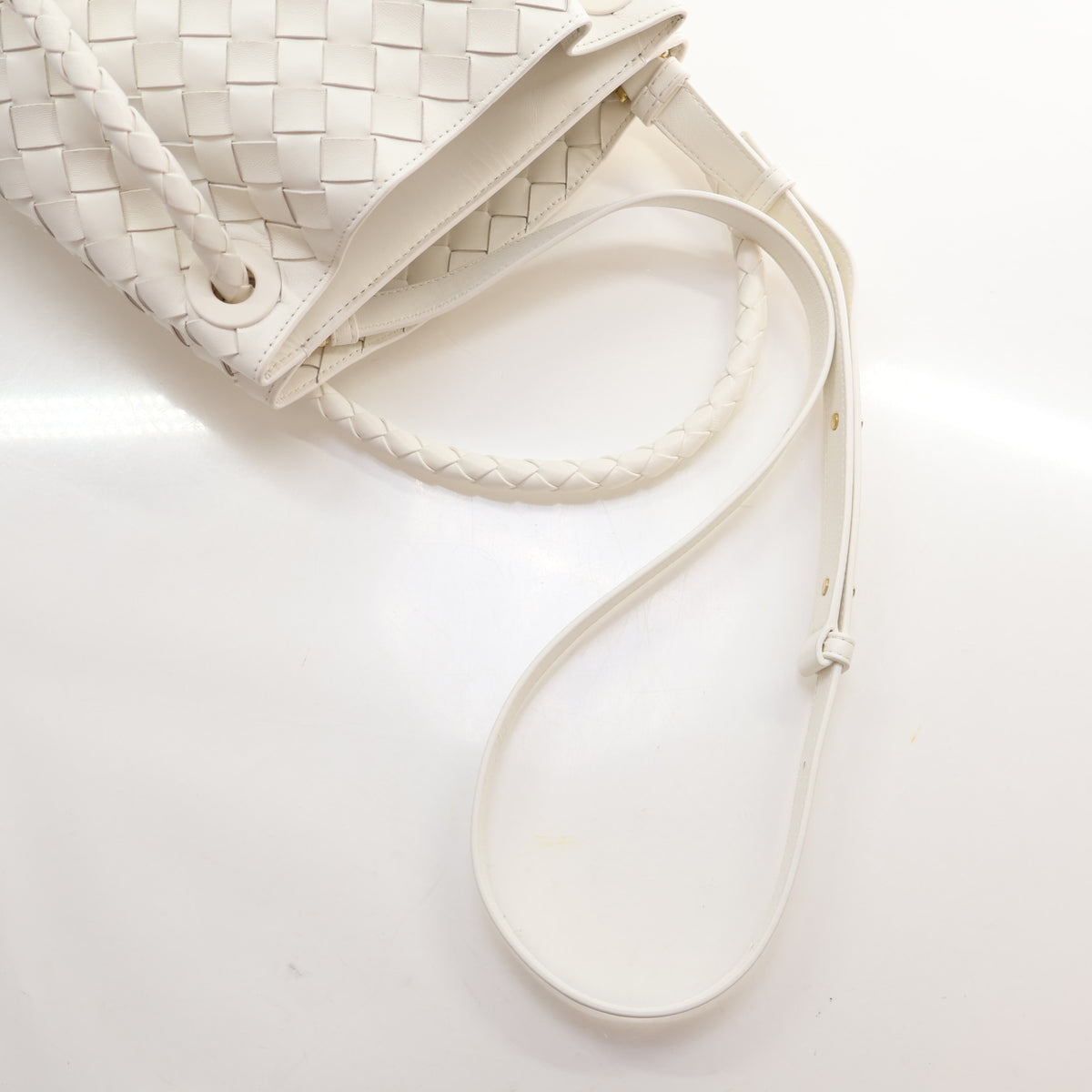 Pre-Owned Bottega Veneta Andiamo Small Intrecciato Lambskin Bucket, side profile