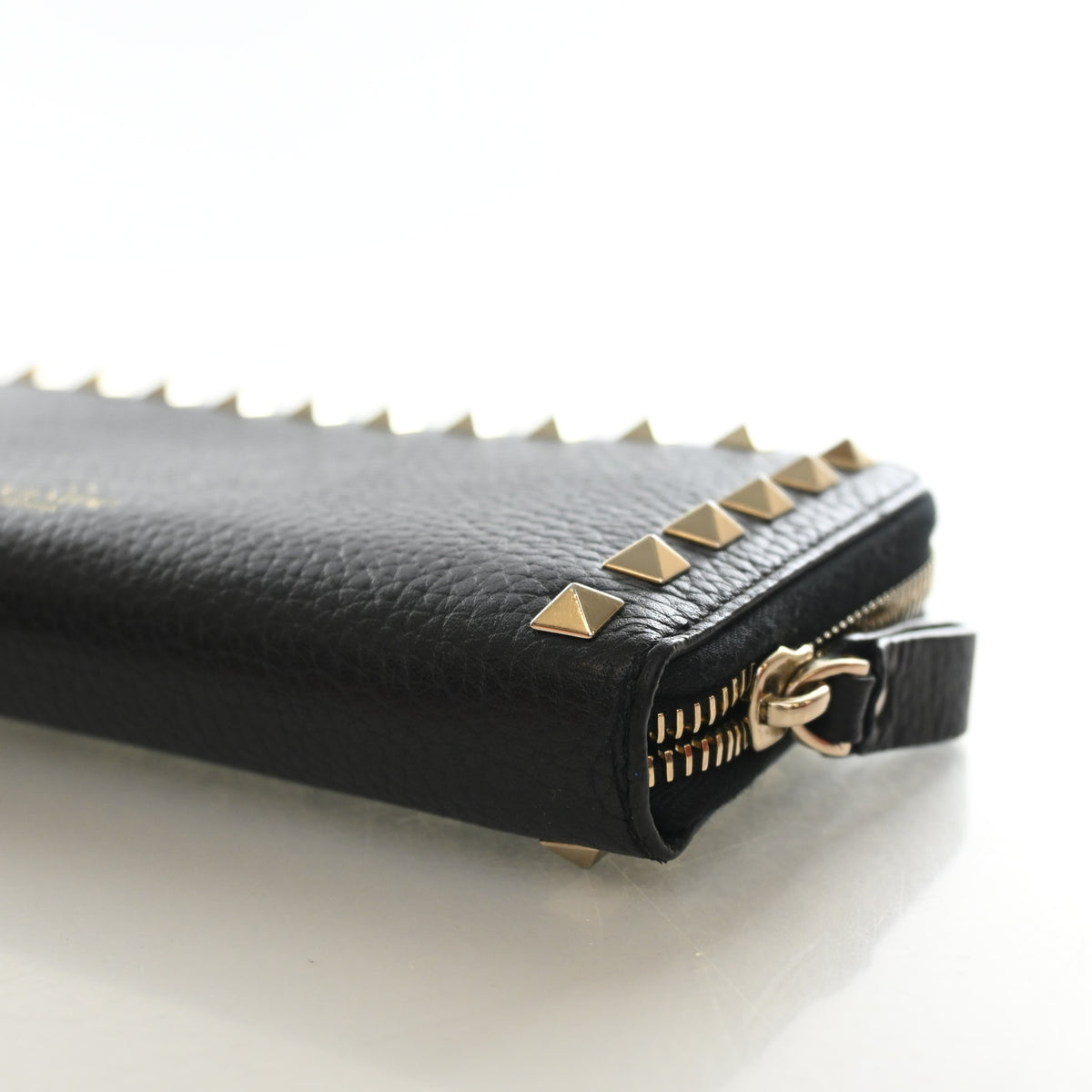 Pre-Owned Valentino Wallet Calfskin Rockstud Long, gold hardware close-up