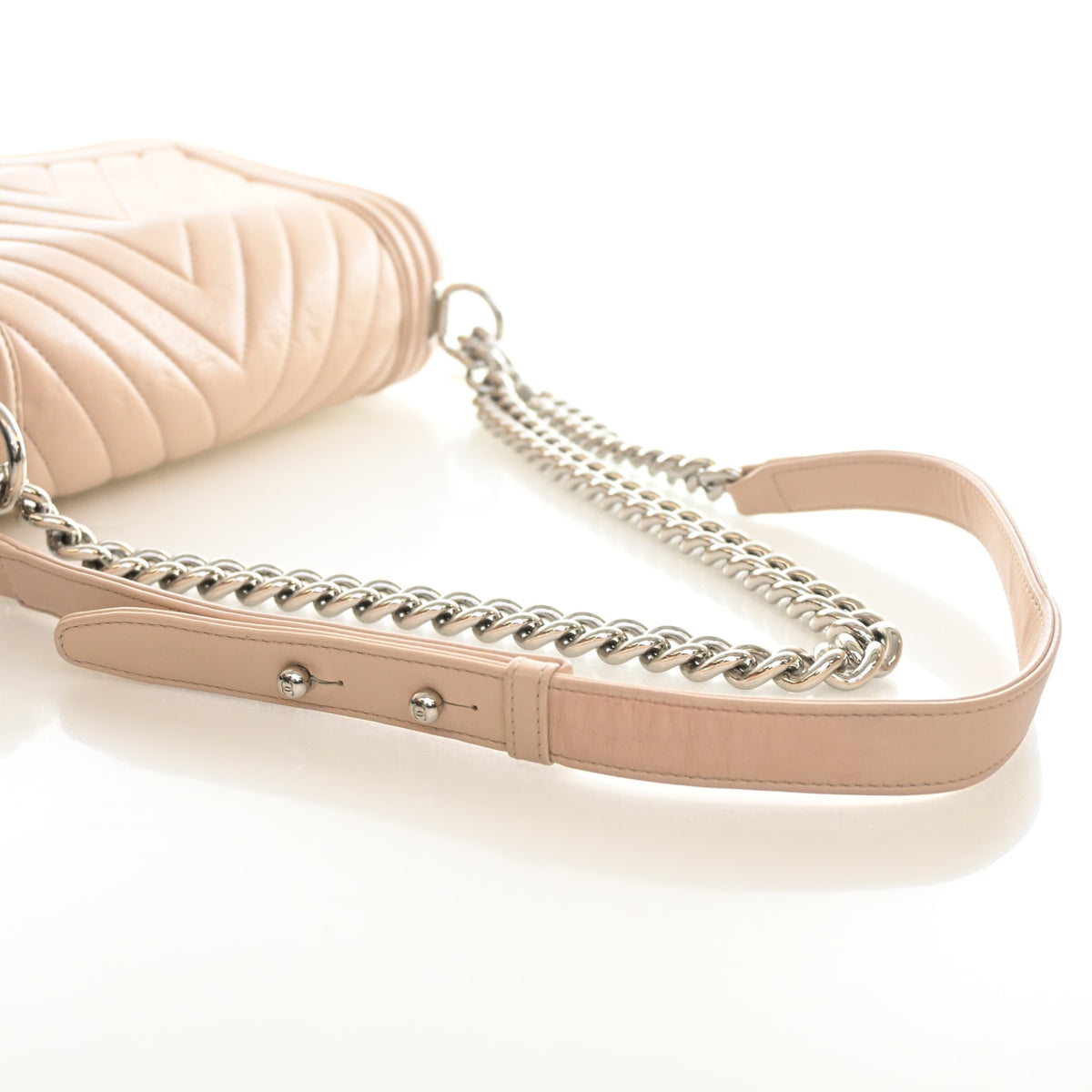 Pre-Owned Chanel Boy Bag Medium Calfskin, strap and chain detail, photo 10 of 18