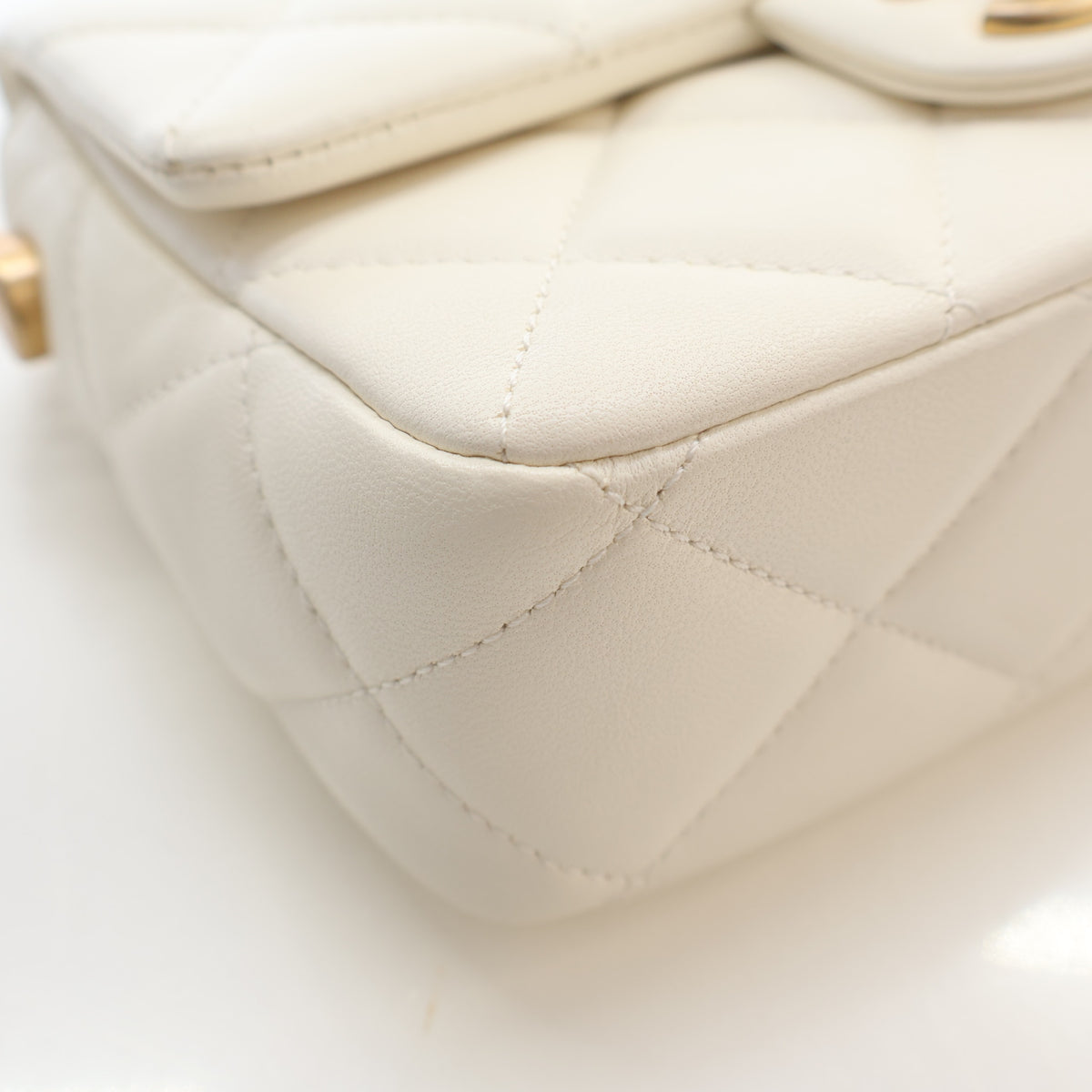 Pre-Owned Chanel Flap Bag Mini Lambskin My Perfect, corner and edge detail