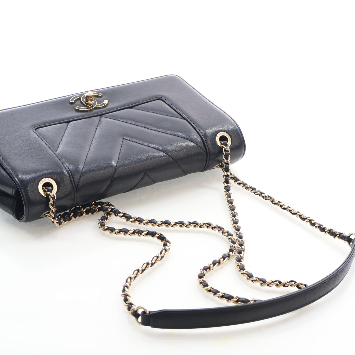 Vintage Chanel Flap Bag Medium Sheepskin Mademoiselle, three-quarter view, photo 11 of 20