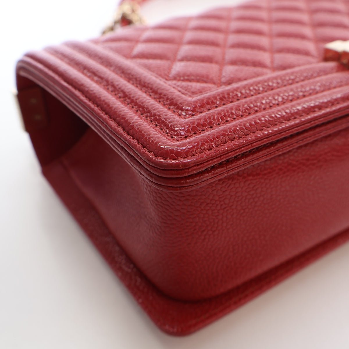 Pre-Owned Chanel Boy Bag Medium Caviar Leather, corner detail