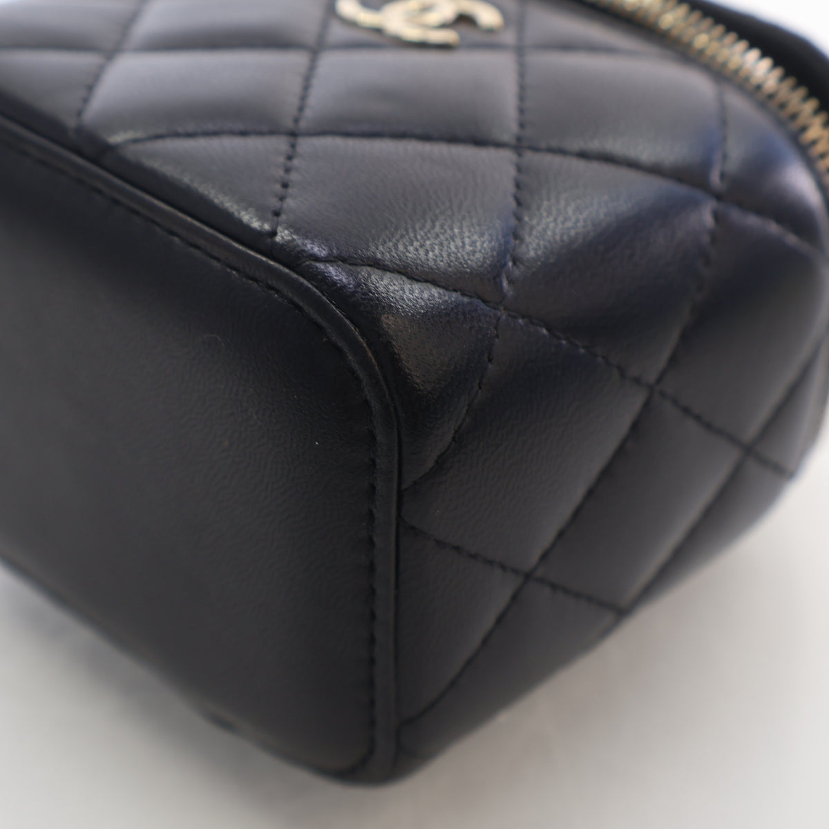 Pre-Owned Chanel Top Handle Mini Lambskin Classic Vanity With Chain, corner and edge detail