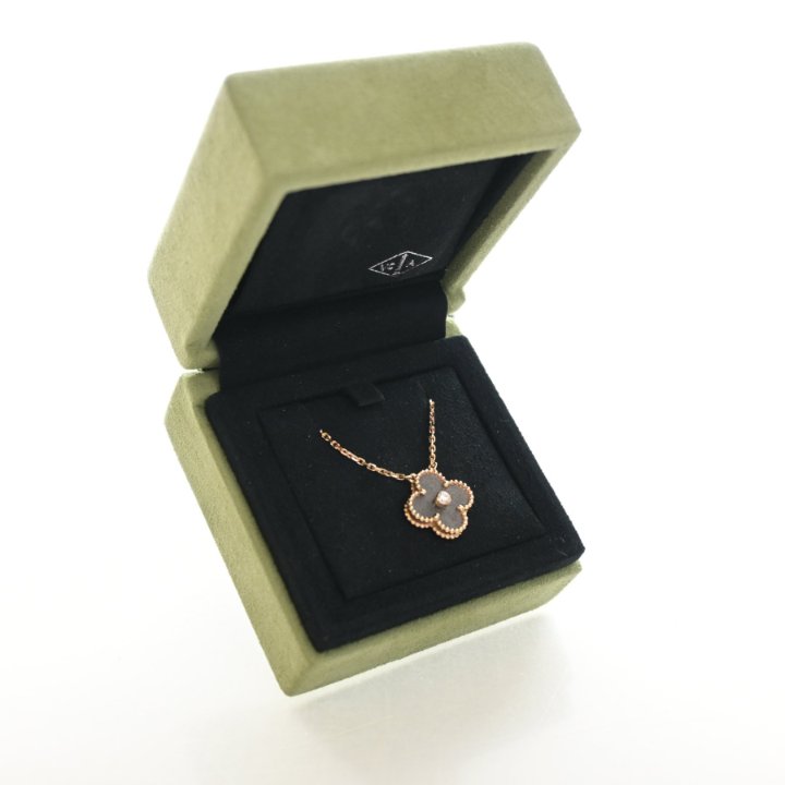 Van Cleef & Arpels Holiday 2023 Obsidian Vintage Alhambra Pendant Necklace