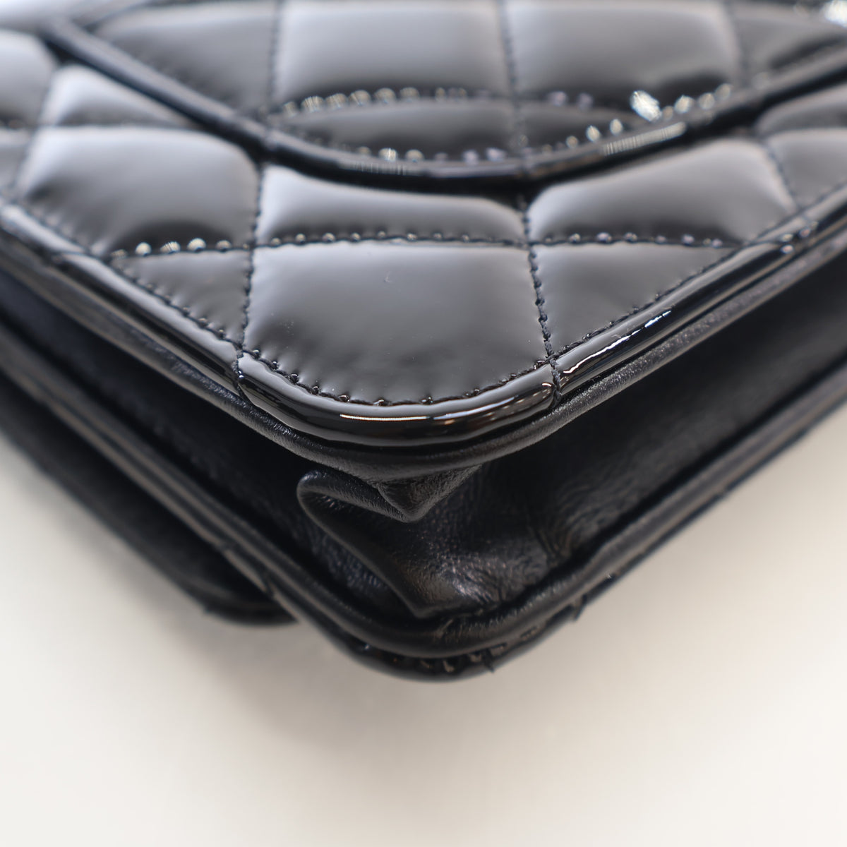 Pre-Owned Chanel Wallet On Chain Patent Leather Reissue 2.55 WOC, corner detail