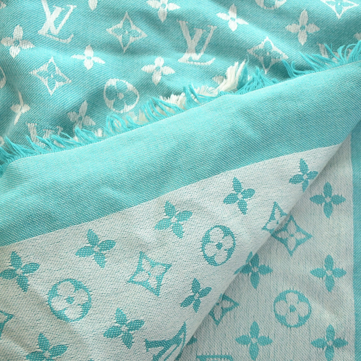 Pre-Owned Louis Vuitton Monogram Classic Shawl, flat lay, photo 7 of 7