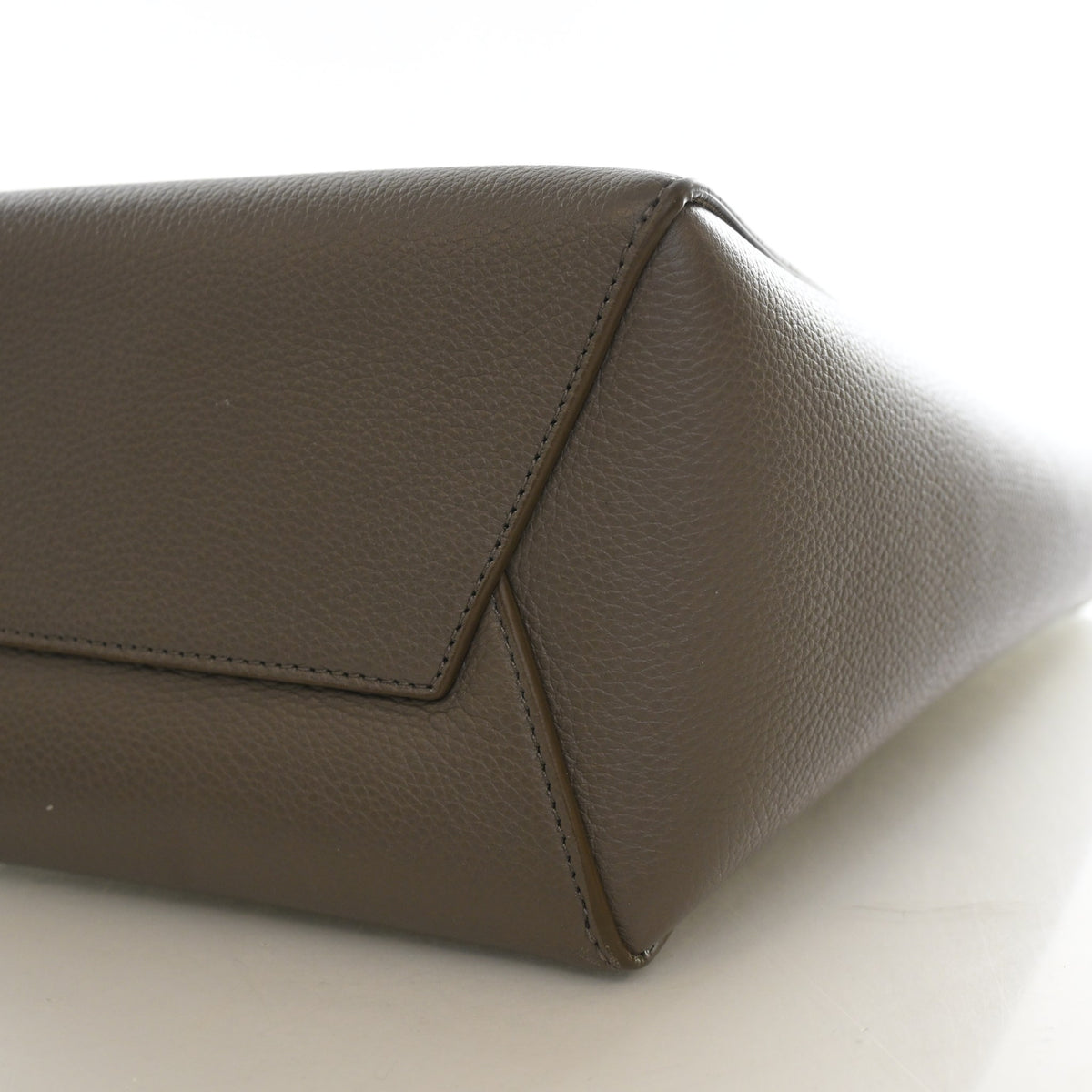Pre-Owned Celine Bucket Bag Small Calfskin Sangle, base and feet view, photo 7 of 14