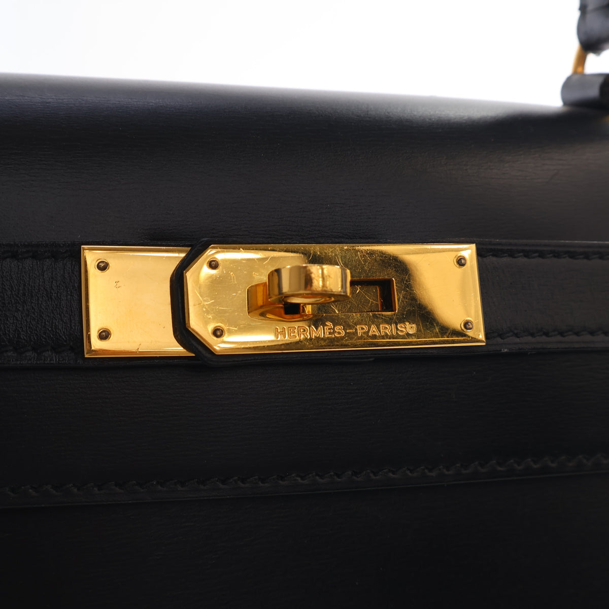 Vintage Hermès Kelly 28 Noir Box Calf, gold hardware close-up, photo 5 of 20
