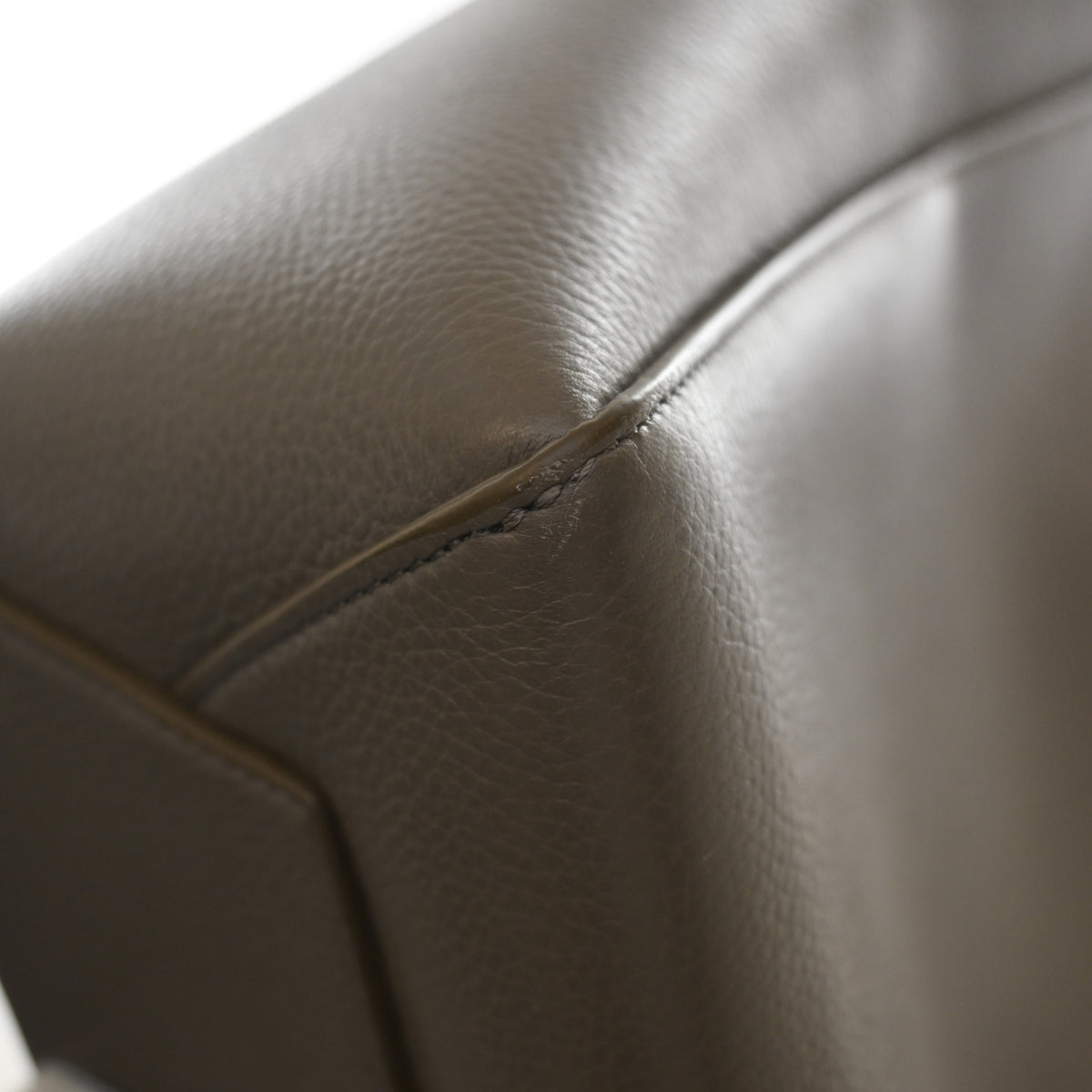 Pre-Owned Celine Bucket Bag Small Calfskin Sangle, corner and edge detail, photo 12 of 14
