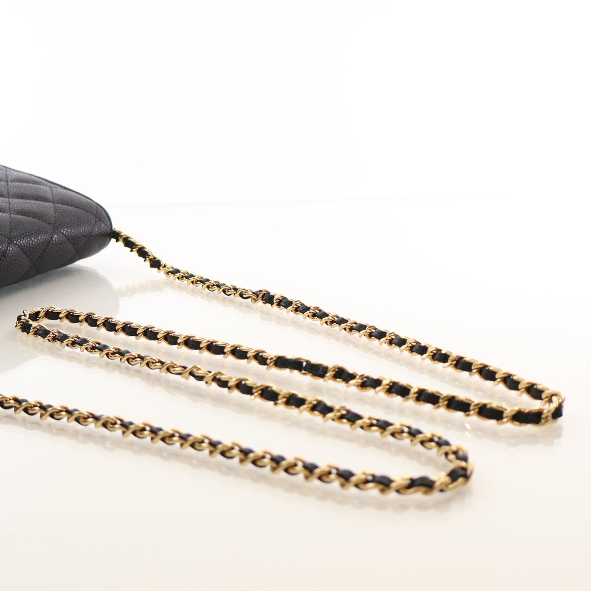 Pre-Owned Chanel Wallet On Chain Caviar Leather Classic WOC, strap and chain detail