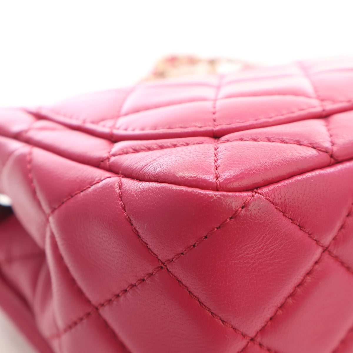 Pre-Owned Chanel Flap Bag Mini Lambskin Square Pearl Crush, corner and edge detail, photo 13 of 18