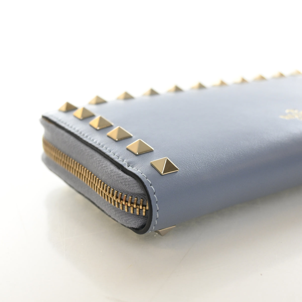 Pre-Owned Valentino Wallet Calfskin Rockstud Zippy, side profile