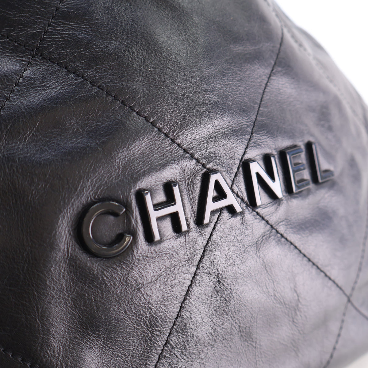 Pre-Owned Chanel Backpack 22 Shiny Calfskin, logo detail