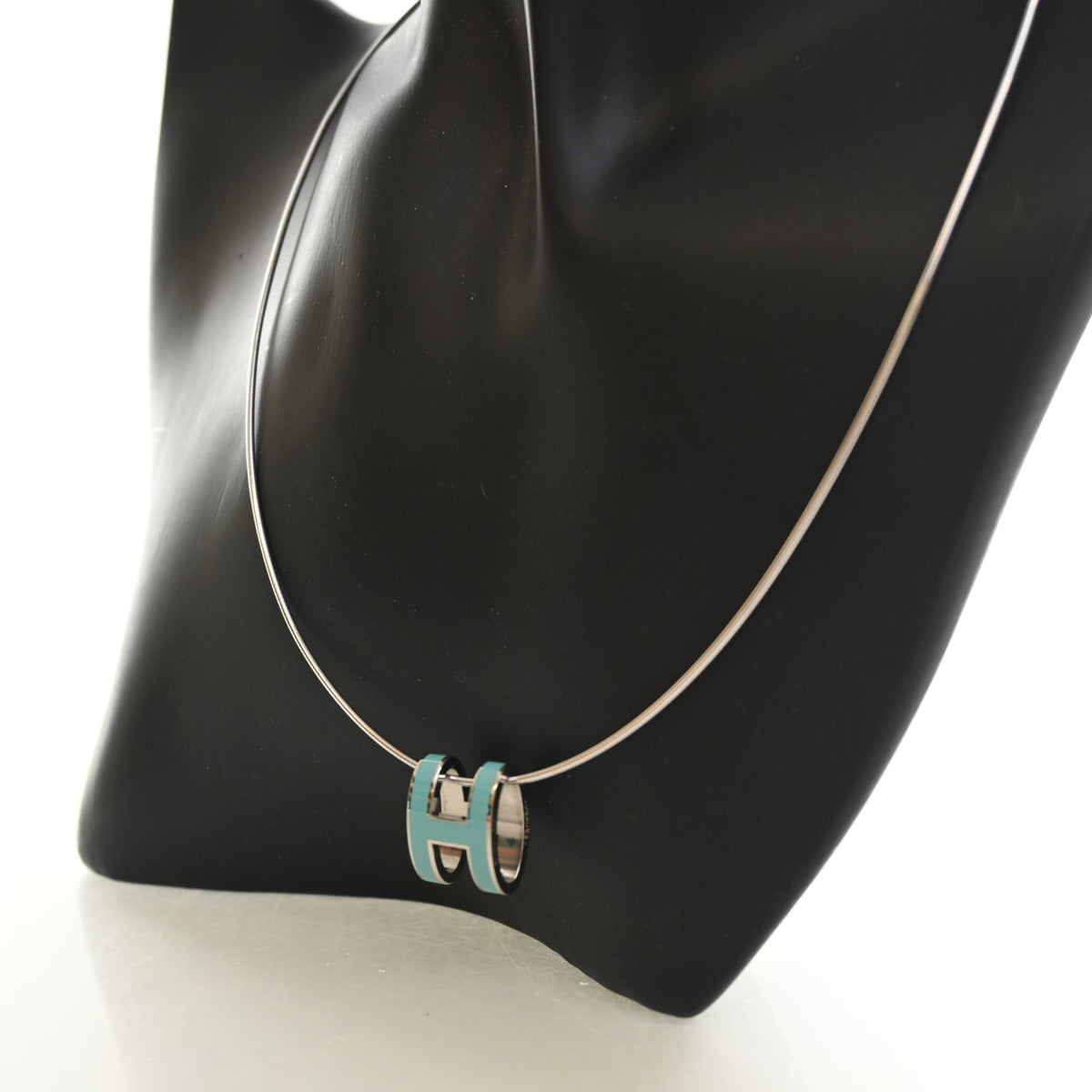 Pre-Owned Hermès Pendant Pop H, worn on model, photo 6 of 7