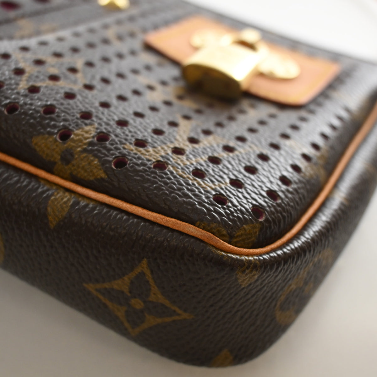 Pre-Owned Louis Vuitton Pochette Monogram Perforated Accesoires, corner and edge detail