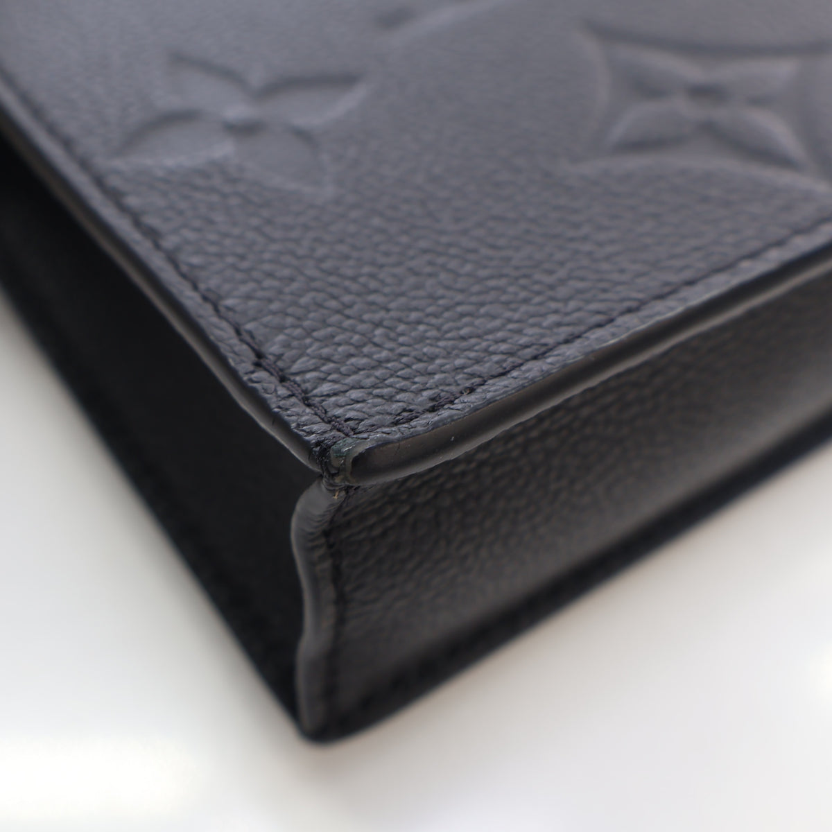 Pre-Owned Louis Vuitton Sac Plat Petit Monogram Empriente, corner and edge detail, photo 12 of 16