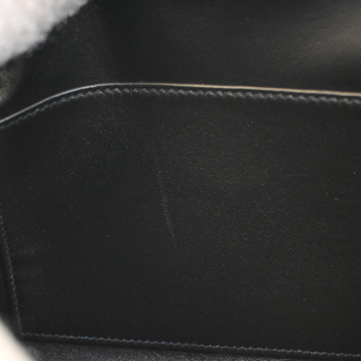 Pre-Owned Hermès Kelly 28 Noir Chevre Leather Chamkila Elan, open interior with lining, photo 13 of 14