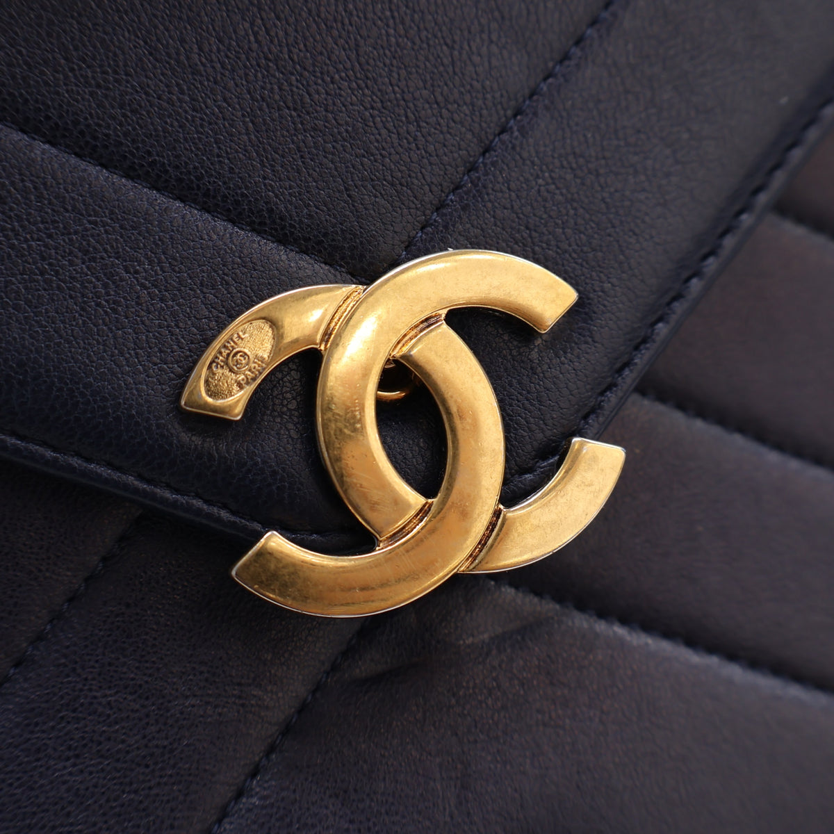 Pre-Owned Chanel Flap Bag Medium Lambskin Chevron Paris-seoul Envelope, gold hardware close-up