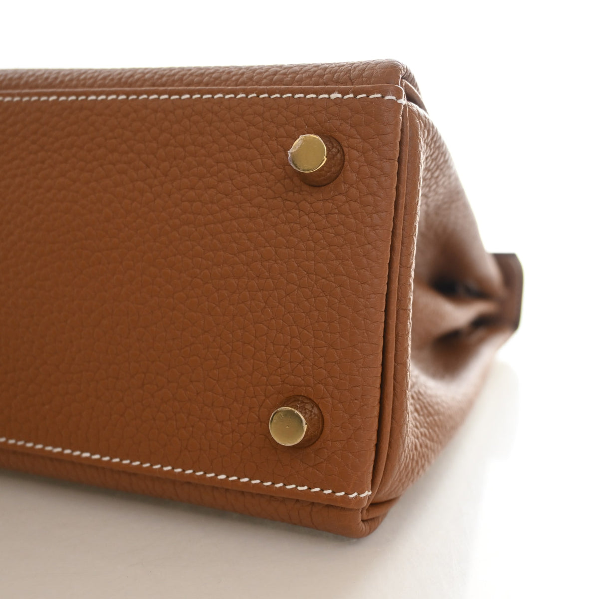 Pre-Owned Hermès Kelly 25 Gold Togo Leather, base and feet view, photo 8 of 13