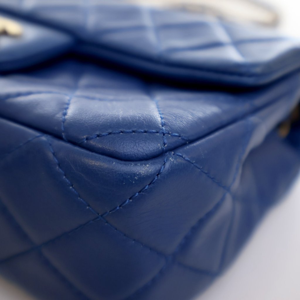 Pre-Owned Chanel Flap Bag Mini Lambskin Pearl Crush Rectangular, corner and edge detail, photo 12 of 18