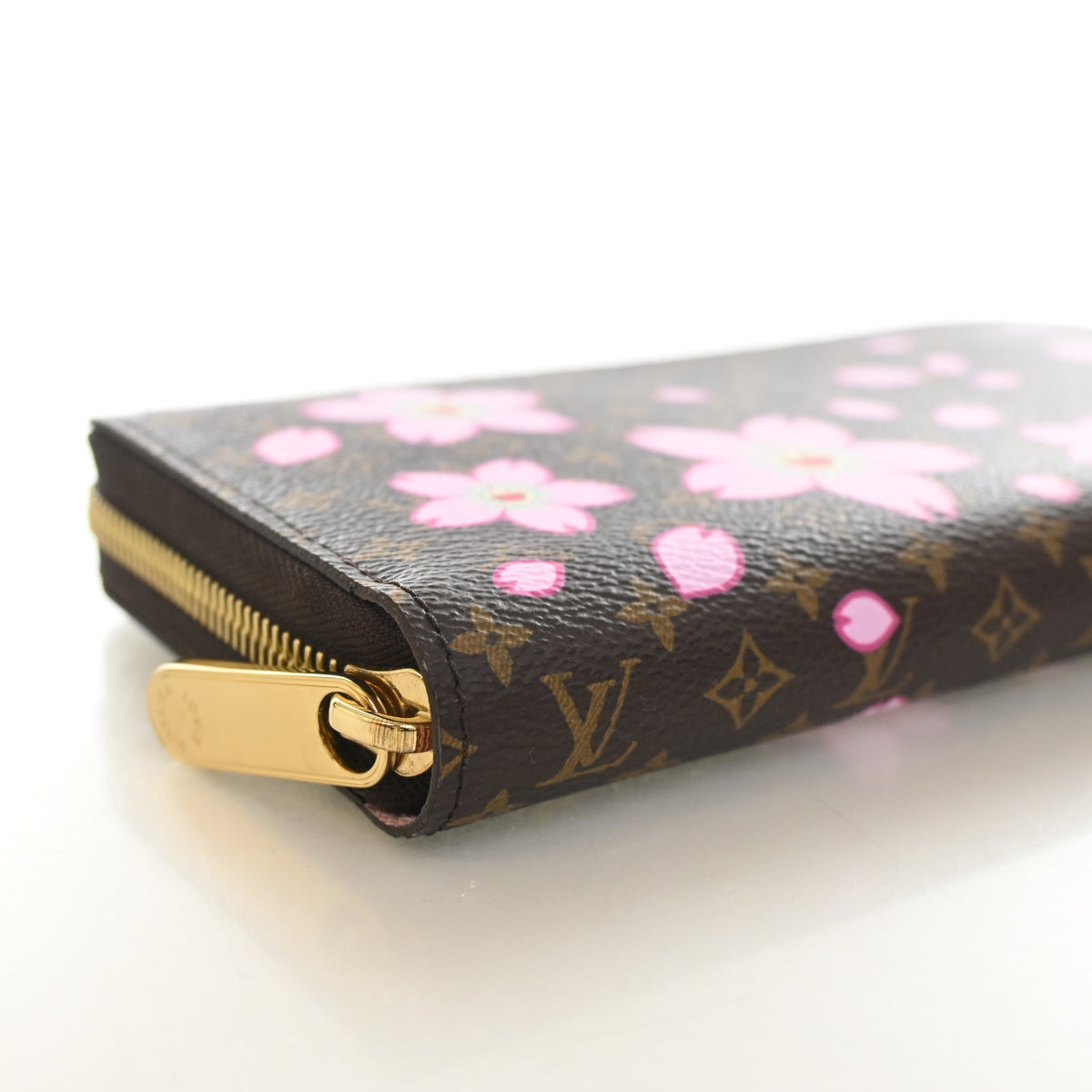 Pre-Owned Louis Vuitton Wallet X Takashi Murakami Monogram Cherry Blossom Zippy, gold hardware close-up