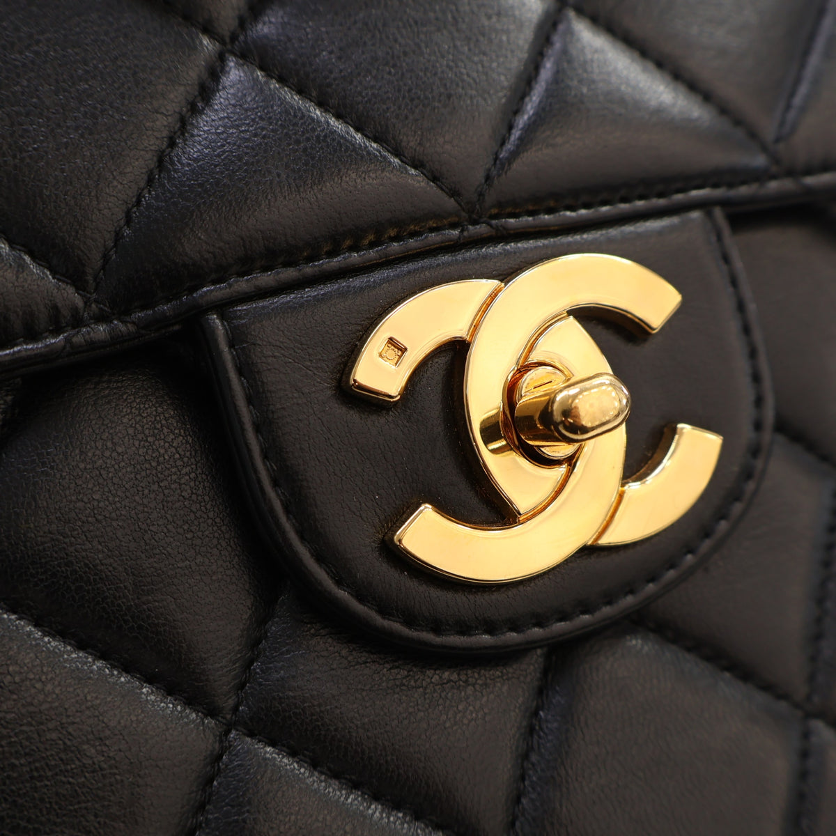 Vintage Chanel Flap Bag Jumbo Lambskin Classic Single, gold hardware close-up