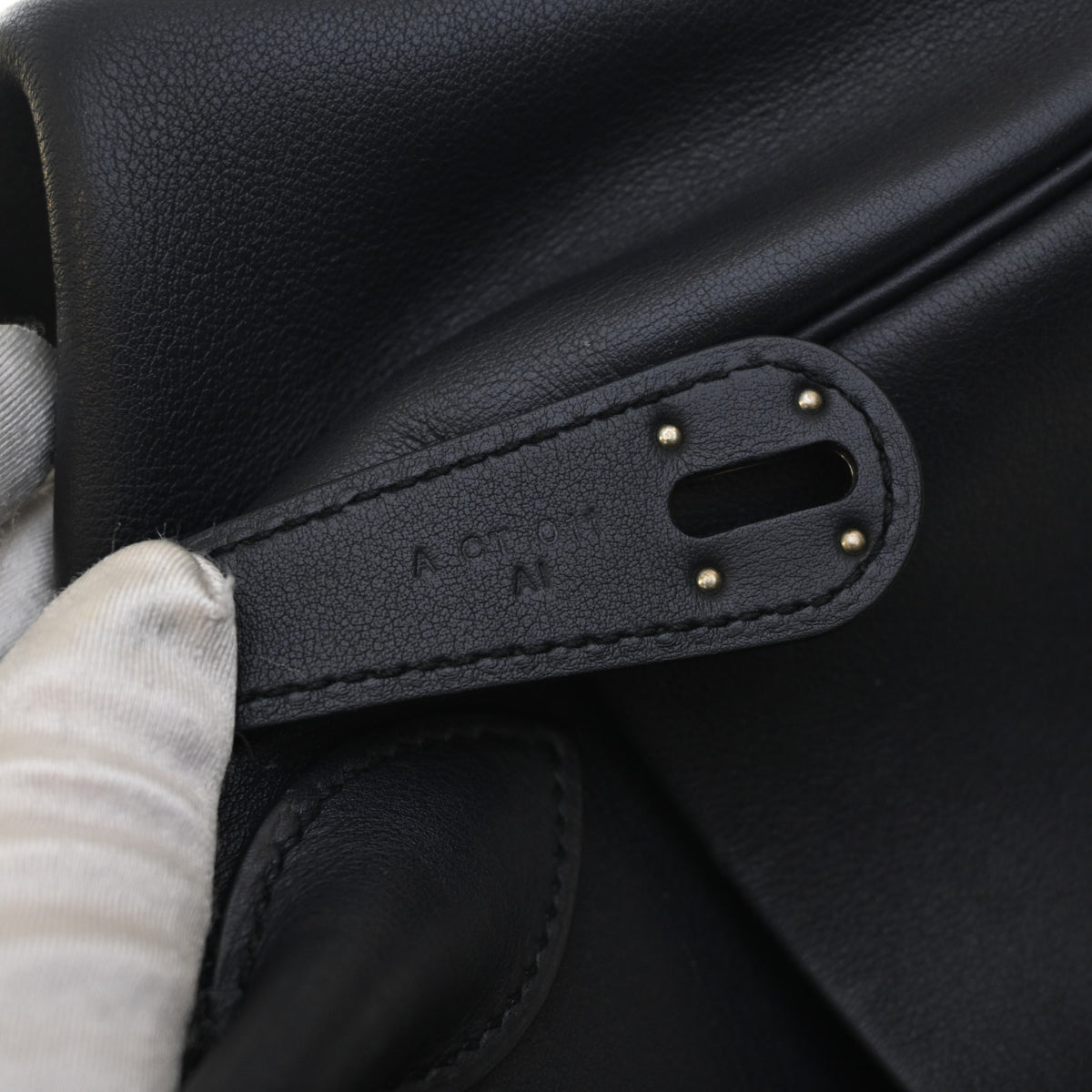 Pre-Owned Hermès Lindy 30 Bleu Nuit Swift Leather Verso, interior label and date code