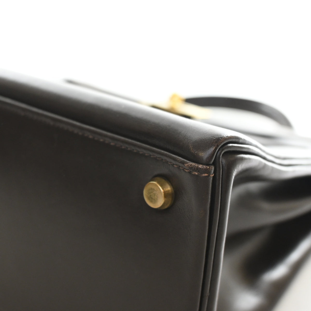 Vintage Hermès Kelly 32 Chocolat Box Calf, corner and edge detail