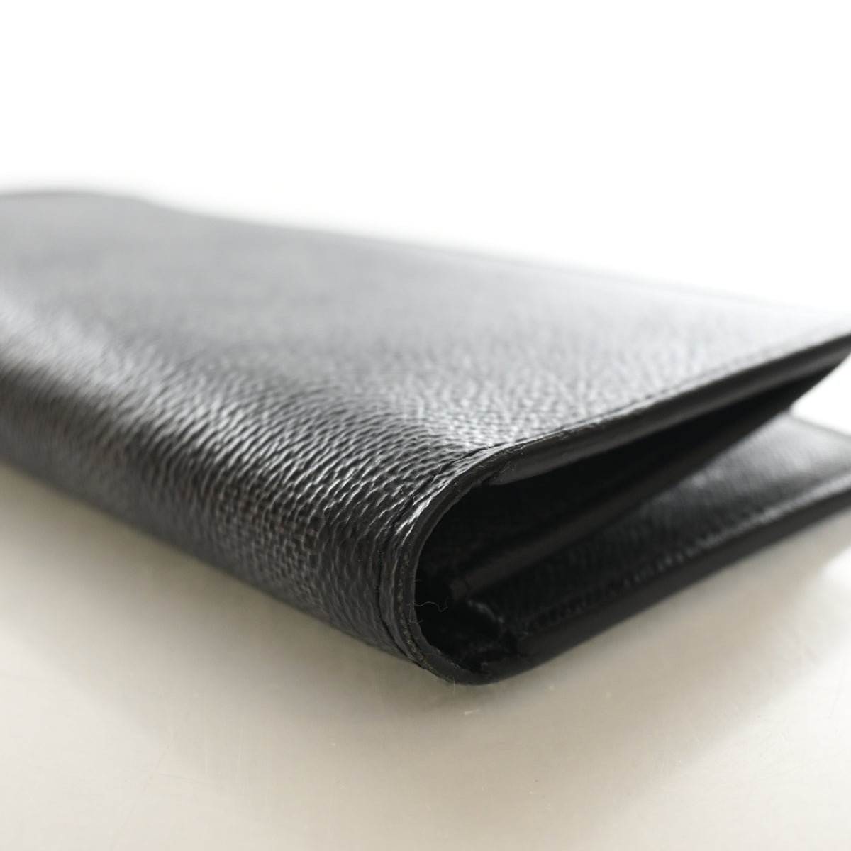 Pre-Owned Louis Vuitton Wallet Damier Eclipse Brazza, side view