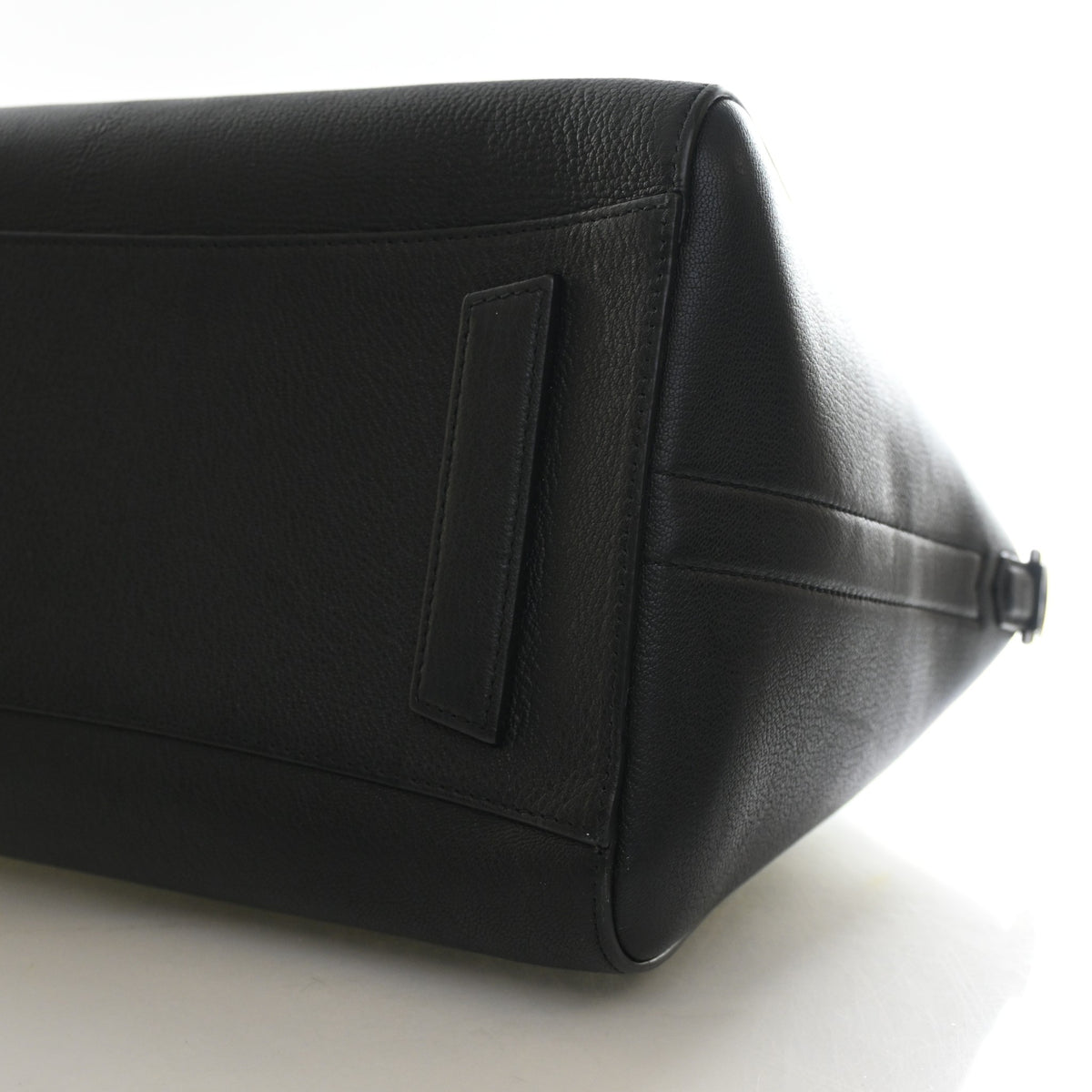 Pre-Owned Givenchy Antigona Medium Goatskin Bag, base and feet view, photo 8 of 16