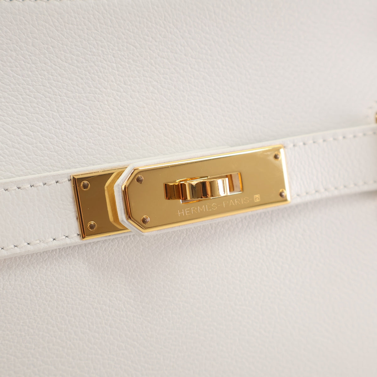 Pre-Owned Hermès Mini Blanc Swift Leather Jypsiere, gold hardware close-up