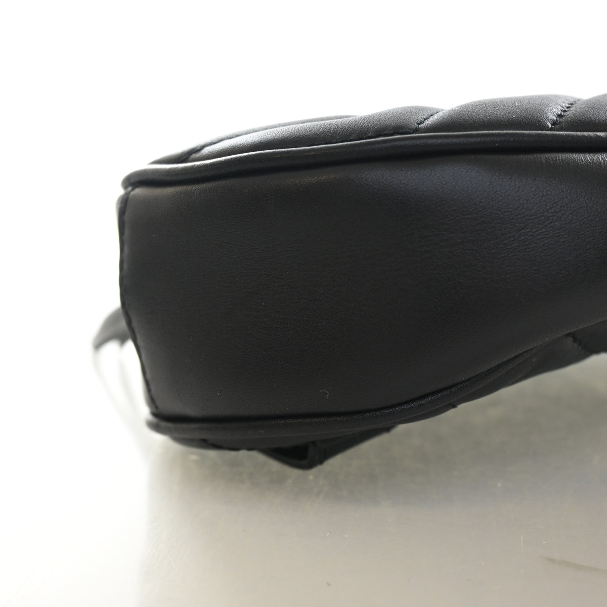 Pre-Owned Gucci Belt Bag Calfskin Marmont, corner and edge detail