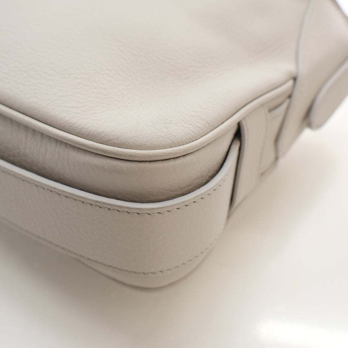 Pre-Owned Celine Medium Calfskin Romy, corner and edge detail, photo 13 of 16