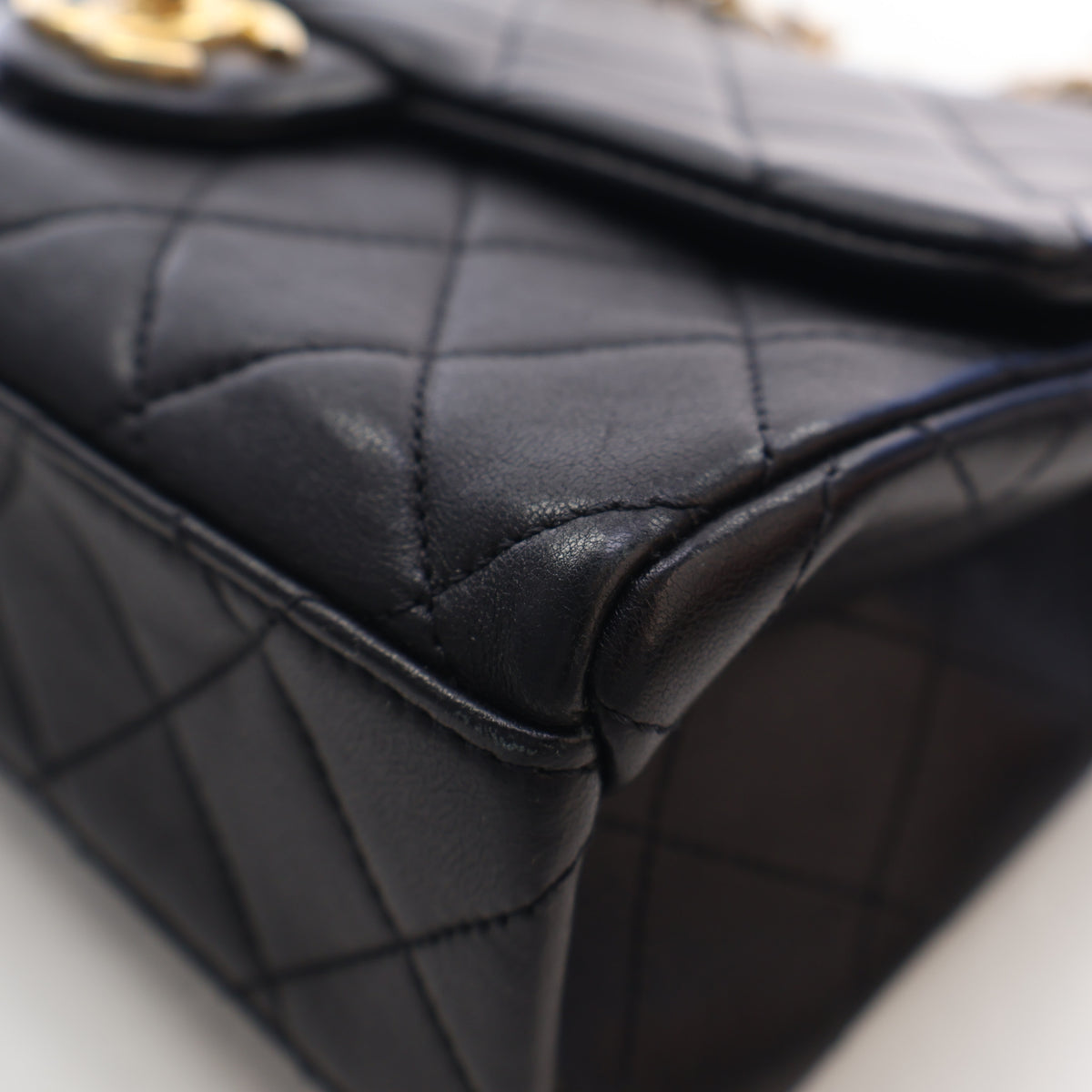 Pre-Owned Chanel Flap Bag Medium Lambskin Chain, corner and edge detail, photo 9 of 17