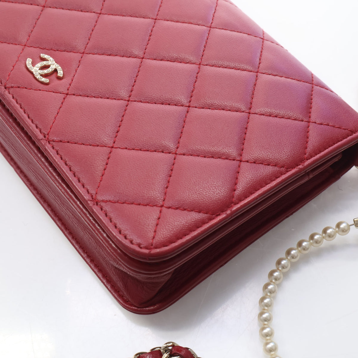 Pre-Owned Chanel Wallet On Chain Lambskin Pearl, corner and edge detail