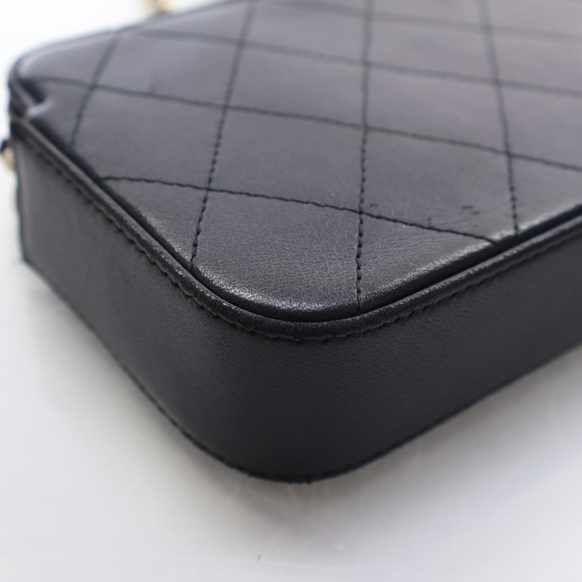 Pre-Owned Chanel Wallet On Chain Lambskin Double Zip, corner and edge detail, photo 12 of 17