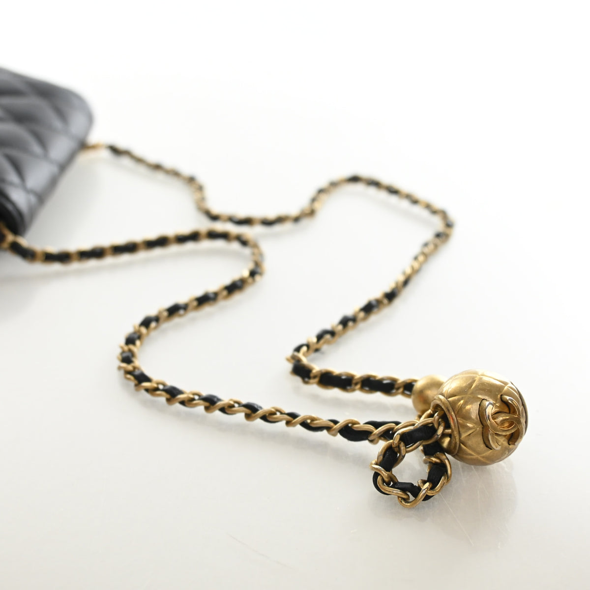 Pre-Owned Chanel Clutch Mini Lambskin Pearl Crush With Chain, strap detail
