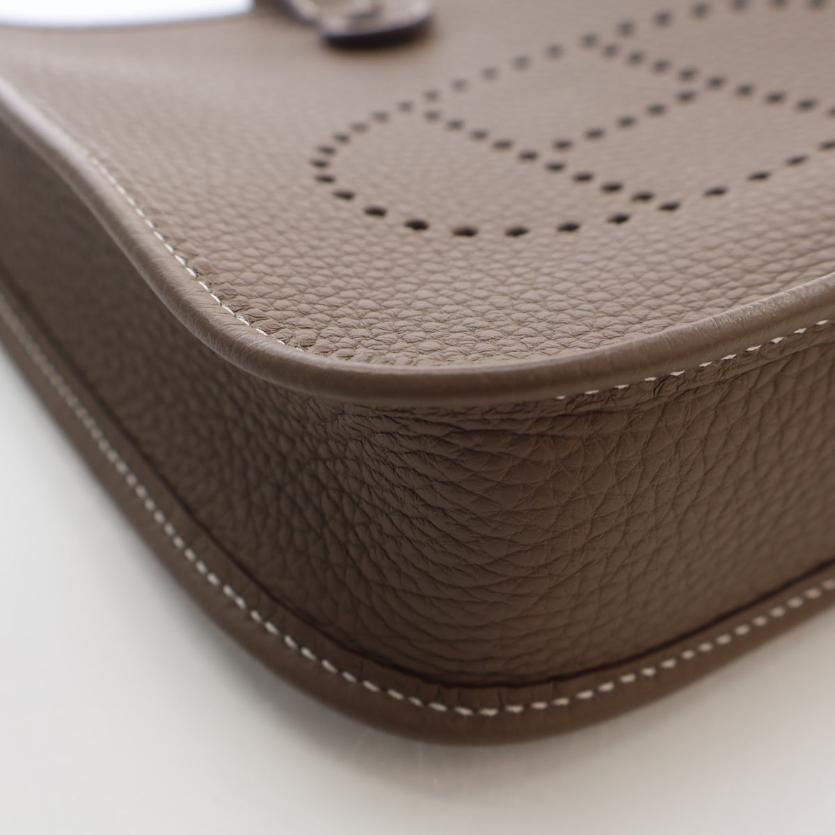 Pre-Owned Hermès Evelyne TPM Etoupe Clemence Leather 16, corner and edge detail